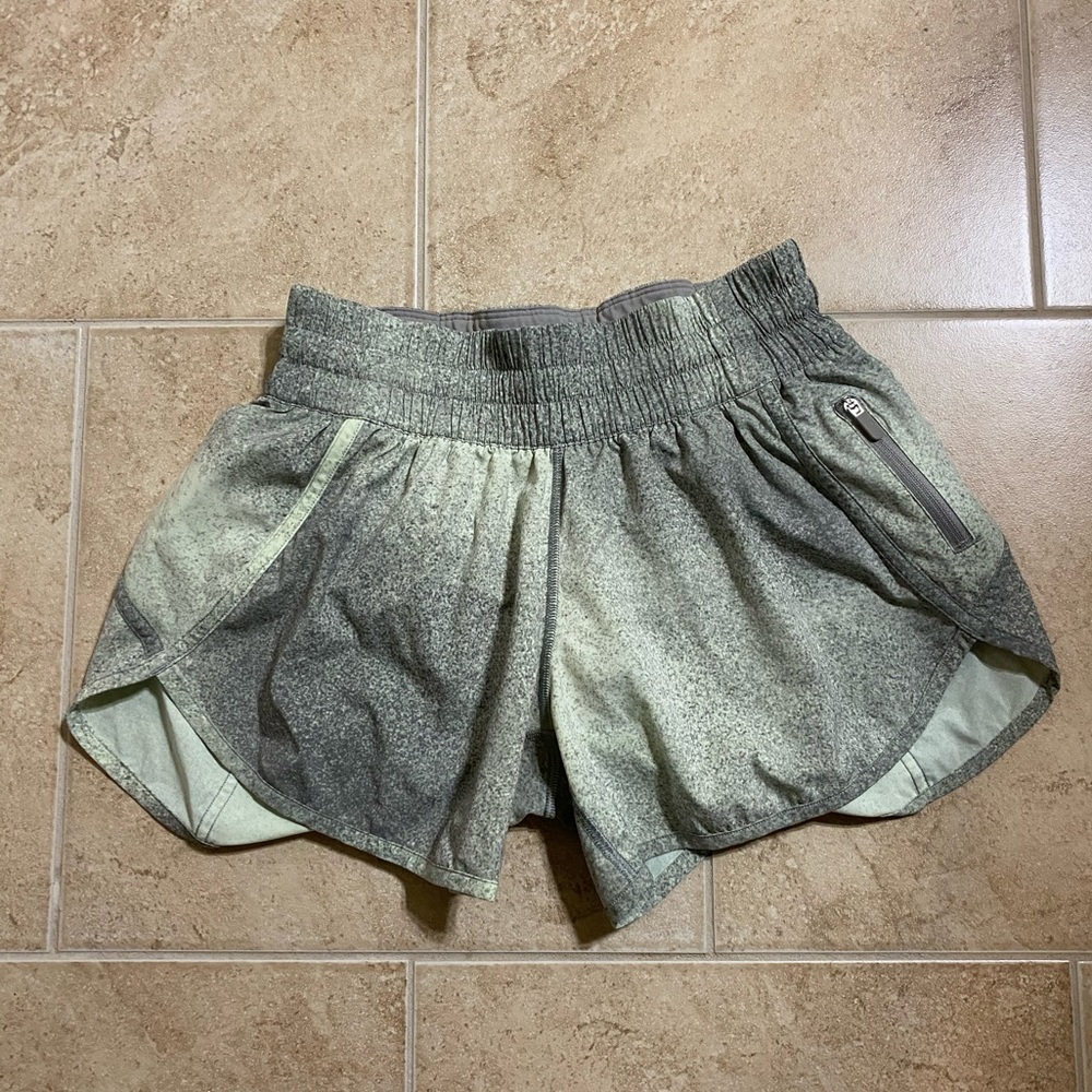 Lululemon Tracker Low-Rise Lined Short | Green/Gray color | Size 6 | 4” length